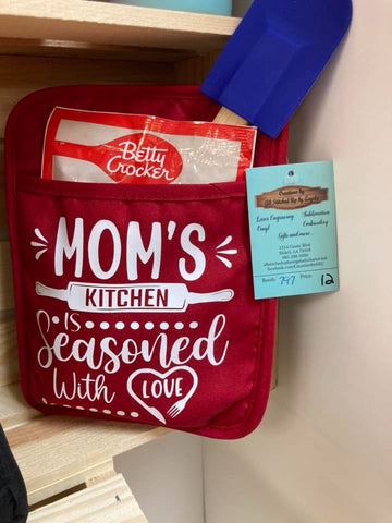 Mom's Kitchen Pot Holder with Spatula and Sweet Treat
